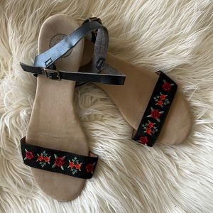 SO Black Strap Sandals with Rose Details ( Size 7 )